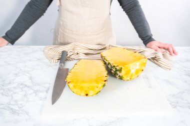 Bir ananası temizleyip küçük parçalara ayırmak..