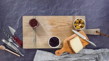 Düz yatıyordu. Büyük bir peynir tahtası için tahtanın üzerinde gurme peynir, kraker ve meyve düzenlemek.