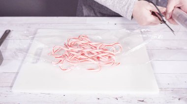 Adım adım. Şeker kamışlarını küçük parçalara ayırmak.