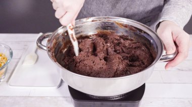 Adım adım. Kavanozda çikolata parçaları eritip fındıklı şekerleme yapıyorum..