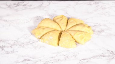 Adım adım. Ev yapımı çörekler pişirmek için ekmek hamuru bölüştürüyorum..