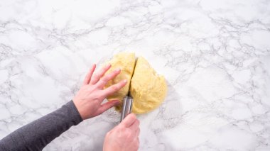 Düz yatıyordu. Adım adım. Ev yapımı çörekler pişirmek için ekmek hamuru bölüştürüyorum..