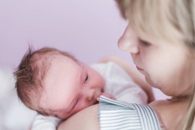 Genç bir anne ve üç haftalık kızının hayat tarzı portresi..