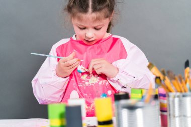 Evde eğitim görürken tuvalet kağıdı rulolarından farklı böcekler yapmak..