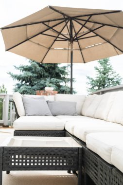 Modern mobilyalarla döşenmiş lüks bir aile evinin avlusu..