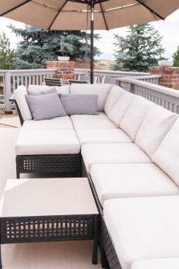 Modern mobilyalarla döşenmiş lüks bir aile evinin avlusu..