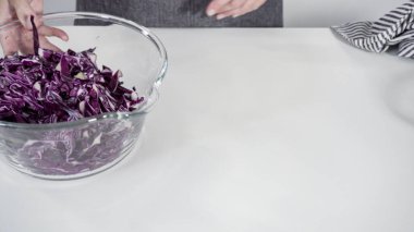 Adım adım. Parçalanmış organik lahana ve cam karıştırma kabı..