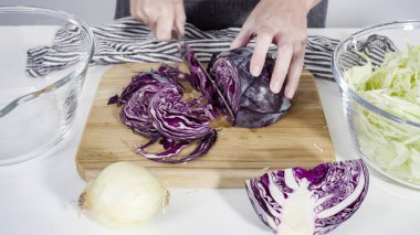 Adım adım. Ağaç kesme tahtasıyla organik lahana doğruyorum..