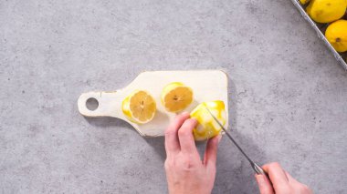 Düz yatıyordu. Adım adım. Limonlu kek pişirmek için taze limon sıkmak..