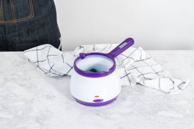 Çikolata renkleri eriyip eriyor. Çikolata soslu çubuk kraker hazırlamak için eriyor. 4 Temmuz kutlamaları için..