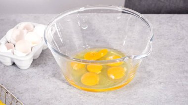 Adım adım. Limonlu kek hazırlamak için karıştırma kabının içindeki malzemeleri karıştırıyorum..