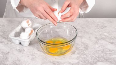 Adım adım. Fünyeli kek pişirmek için karıştırma kabındaki malzemeleri karıştırıyorum..