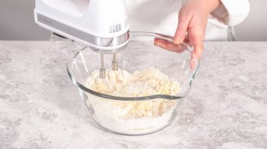 Adım adım. Fünyeli kek pişirmek için karıştırma kabındaki malzemeleri karıştırıyorum..