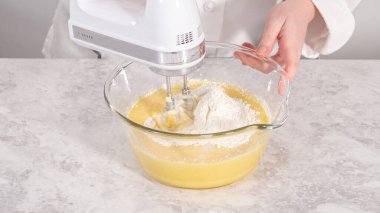 Adım adım. Fünyeli kek pişirmek için karıştırma kabındaki malzemeleri karıştırıyorum..