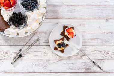 Yıldız şeklinde çikolatalı kraker, kızarmış marşmelov ve meyveli bisküvi yapıyorum..