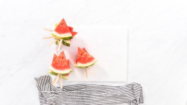 Düz yatıyordu. Şili limonlu karpuz patlatmak için olgun kırmızı karpuz dilimliyorum..