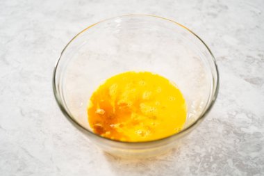 Çikolatalı kurabiyeleri naneli cipsle karıştırmak için büyük bir bardaktaki malzemeleri karıştırıyorum..