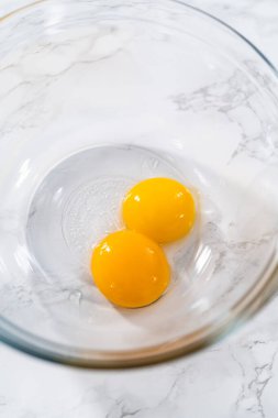 Büyük bir bardakta ıslak malzemeler karıştırmak eggnog kurabiyelerini çikolatalı zencefilli bir adamla pişirmek.