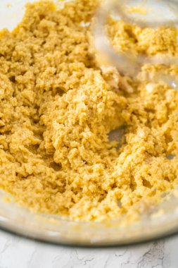 Çikolatalı zencefilli çörekçi ile yumurta likörü pişirmek için malzemeyi karıştırıyorum..