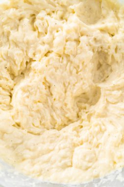 Patates püresi. Patates püresini cam bir kasede karıştırmak kremalı patates püresi yapmak..