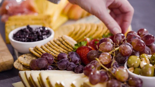 Organizar Queijo Gourmet Crakers Frutas Uma Placa Para Uma Grande — Fotografia de Stock