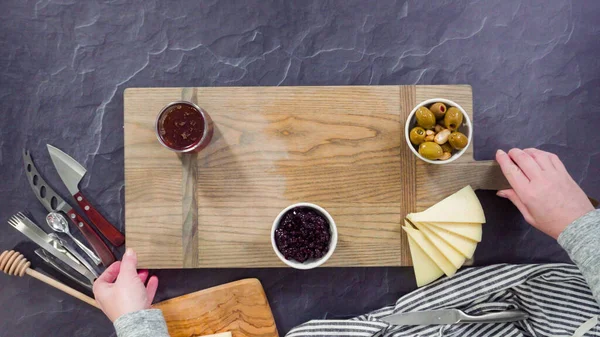 Düz yatıyordu. Büyük bir peynir tahtası için tahtanın üzerinde gurme peynir, kraker ve meyve düzenlemek.