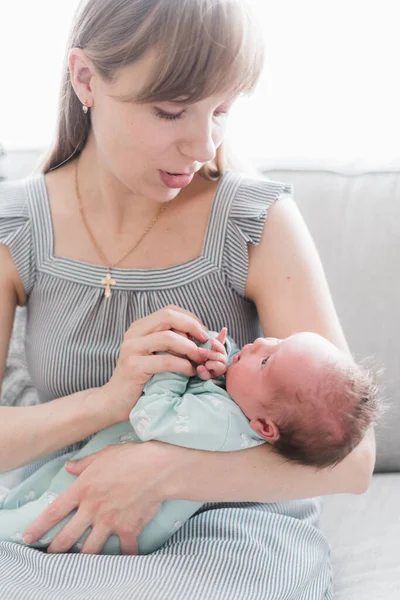 若い母親と生まれたばかりの3週間の娘のライフスタイルの肖像画 — ストック写真