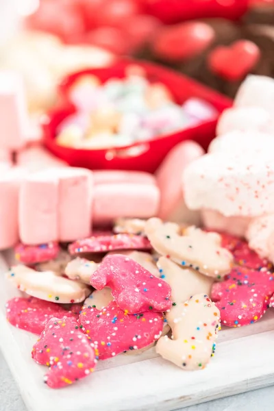 День Святого Валентина Сырная Доска Различными Печенье Конфеты — стоковое фото