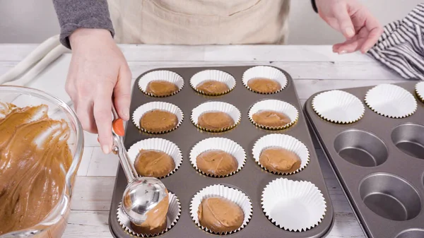 Escavar Massa Nos Forros Cupcake Papel Alumínio Para Assar Cupcakes — Fotografia de Stock