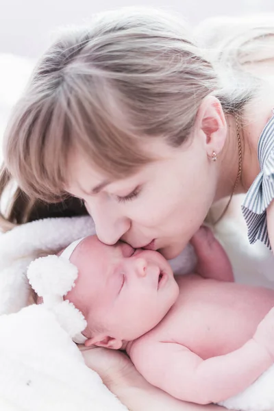 Estilo Vida Retrato Uma Jovem Mãe Seu Recém Nascido Três — Fotografia de Stock