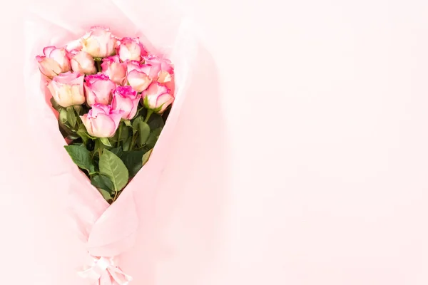 Deitado Buquê Envoltório Rosas Rosa Fresco Papel Rosa Fundo Rosa — Fotografia de Stock