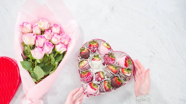 平躺在床上一步一步 一束粉红色的玫瑰和一盒蘸有巧克力的草莓 — 图库照片