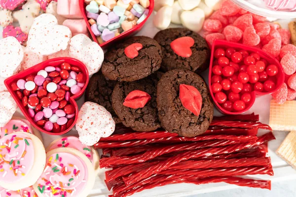 Валентинів День Сирна Дошка Різноманітними Печивом Цукерками — стокове фото