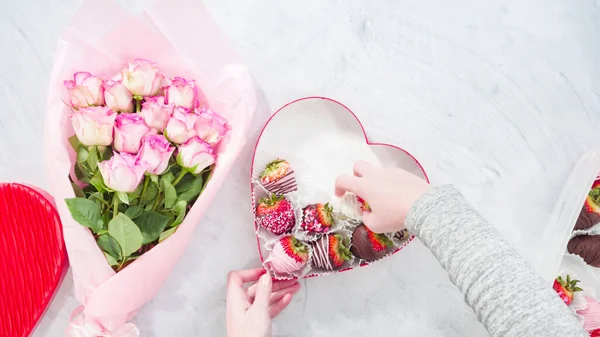 平置きだ 一歩ずつ ピンクのバラの花束とチョコレートの箱がイチゴを浸した — ストック写真