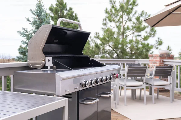 Outdoor Zes Pits Gas Grill Achterpatio Van Een Luxe Eengezinswoning — Stockfoto