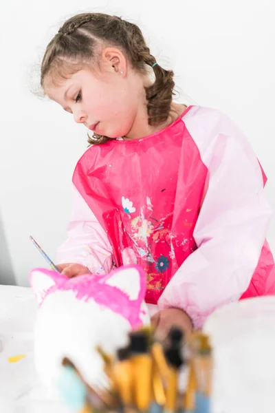 Menina Pintando Abóbora Halloween Com Tinta Acrílica — Fotografia de Stock