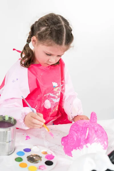 Menina Pintando Abóbora Halloween Com Tinta Acrílica — Fotografia de Stock