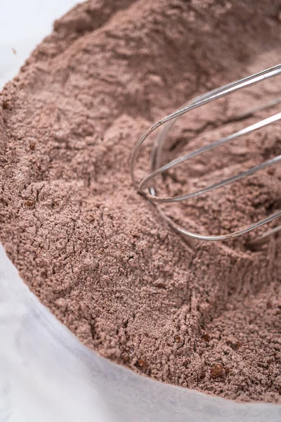 Смешивание Ингредиентов Миске Смешивания Стекла Испечь Шоколадный Кекс — стоковое фото