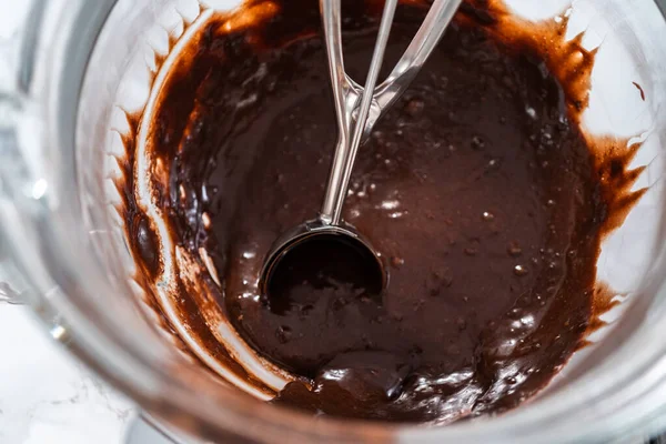 Baking Chocolate Cupcakes Scooping Chocolate Cupcake Batter Cupcake Pan — Stock Photo, Image