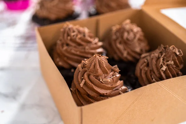 Envasar Cupcakes Chocolate Con Glaseado Ganache Chocolate Una Caja Cupcakes — Foto de Stock