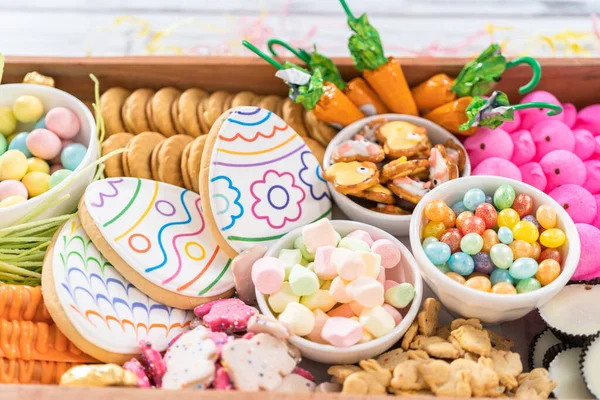 Montage Der Wurstplatte Mit Osterbonbons Plätzchen Und Marshmallows — Stockfoto