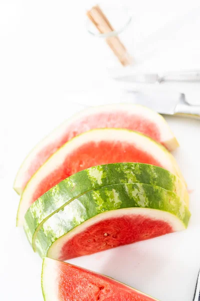 Skivning Mogna Röd Vattenmelon För Att Förbereda Chili Lime Vattenmelon — Stockfoto