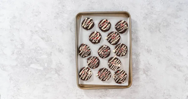 Flat Lay Drizzling Melted White Chocolate Freshly Baked Chocolate Cookies — Stock Photo, Image