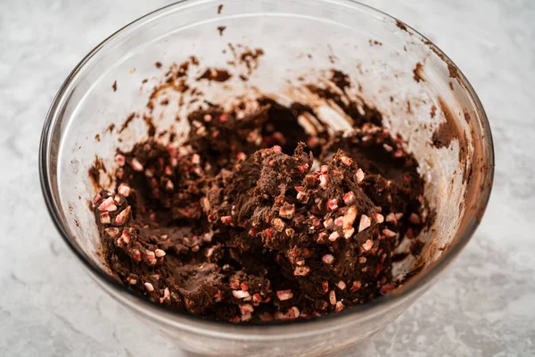 チョコレートクッキー生地にペパーミントチョコレートチップでチョコレートクッキーを焼く — ストック写真