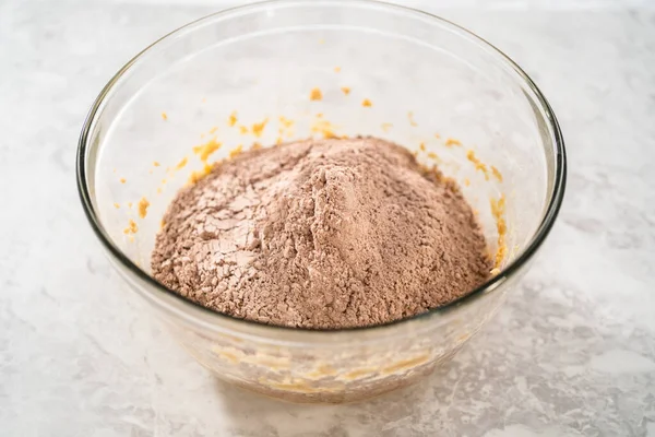 Míchání Ingrediencí Velké Skleněné Míse Kuchyňským Mixérem Pečení Čokoládových Sušenek — Stock fotografie