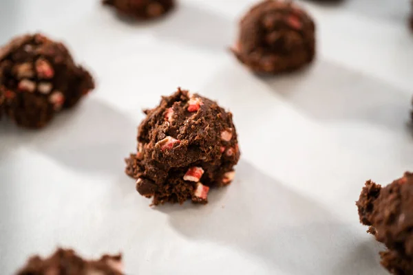 Çikolatalı Kurabiye Hamuru Hamur Kepçesiyle Naneli Kurabiye Pişirmek — Stok fotoğraf