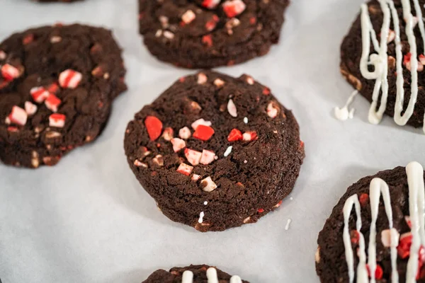 Galletas Chocolate Recién Horneadas Con Chips Menta Con Chorrito Chocolate — Foto de Stock