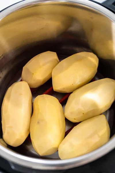 Purè Patate Cucinare Patate Pelate Intere Una Pentola Pressione Fare — Foto Stock