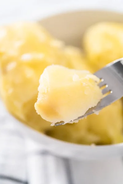 Aardappelpuree Hele Geschilde Aardappelen Koken Een Witte Kom — Stockfoto