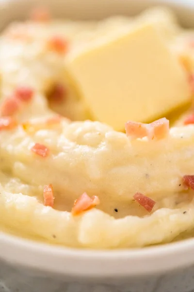 Kartoffelbrei Cremiger Kartoffelbrei Garniert Mit Einer Scheibe Butter Und Speckstückchen — Stockfoto